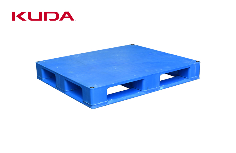 Injection molded pallet and blow molded pallet